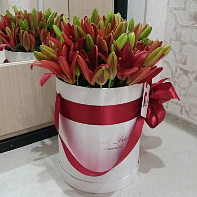 Красные лилии в цилиндре (S) до 13 лилий