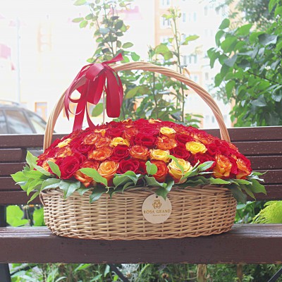 Корзина с красными и красно-оранжевыми розами диаметром 60 см (до 201 розы)