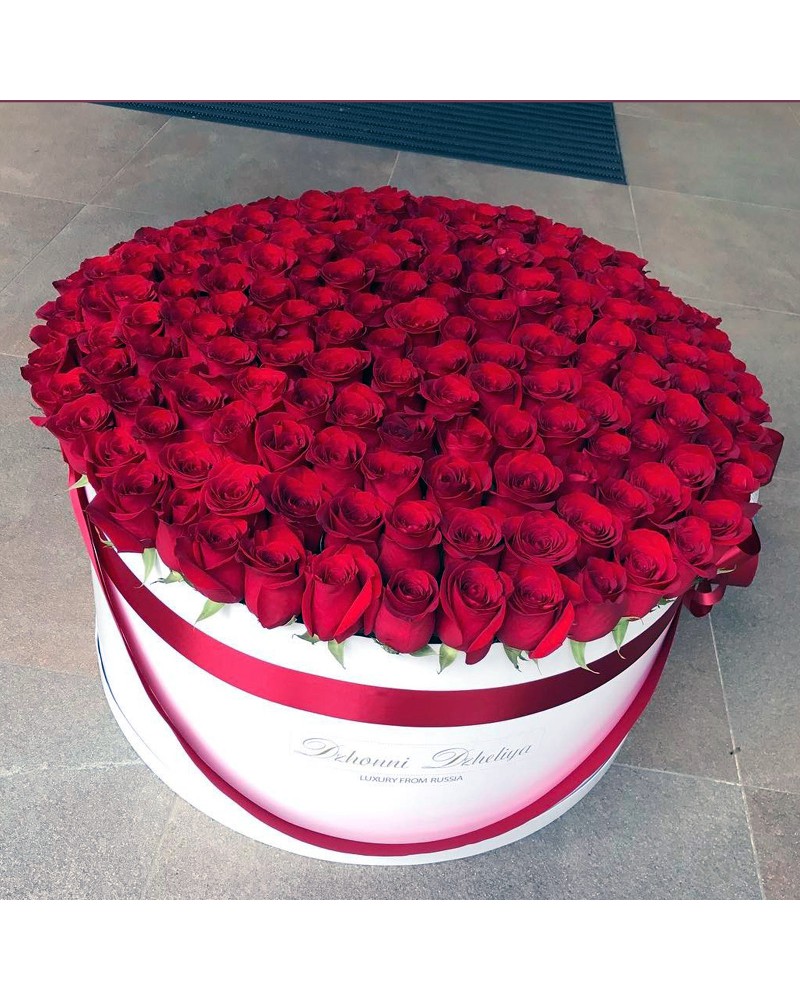 Красные розы в цилиндре (XXL) от 215 роз - купить в интернет-магазине.