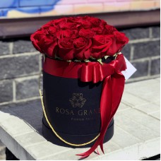 Красные розы в цилиндре (S) 31-35 роз